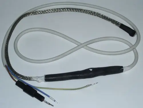 Flexibles Heizkabel von Daikin mit einem gewebten Schirm und drei farbigen Drähten an einem Ende, das für die Nutzung in Heizsystemen konzipiert ist.